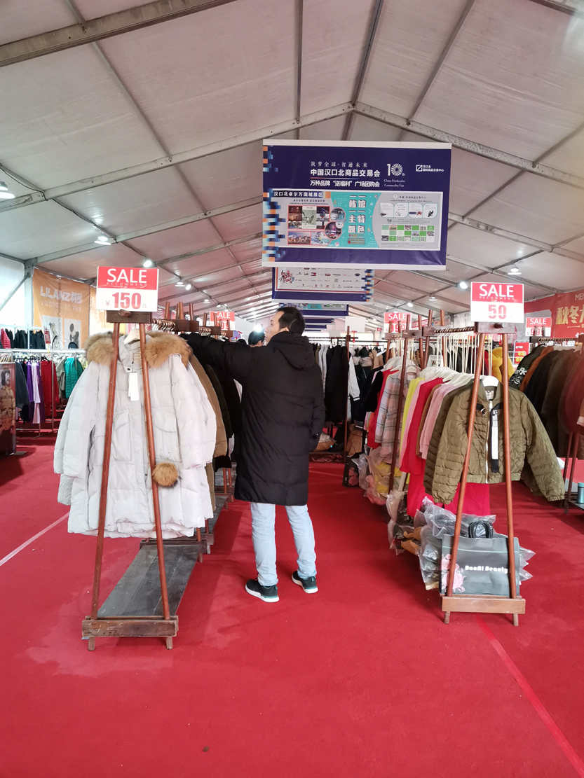 大批武汉市民汉口北体验万种品牌团购，抢特惠品牌服装、品美食