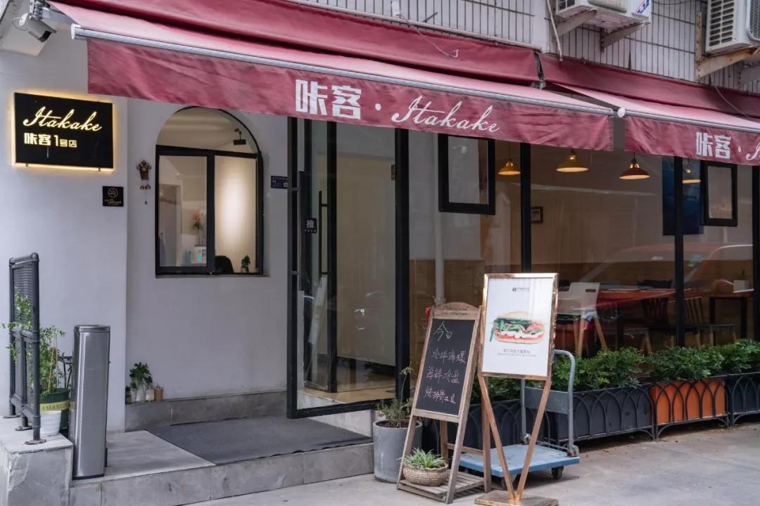 每天要喝掉两杯奶茶,每天要喝2000ml咖啡