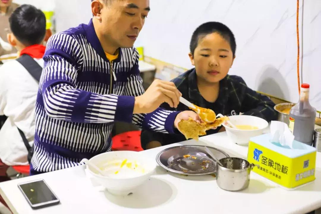 从摆摊到开店，阜阳20多年的早餐店，生意火到老板需要拿话筒喊号