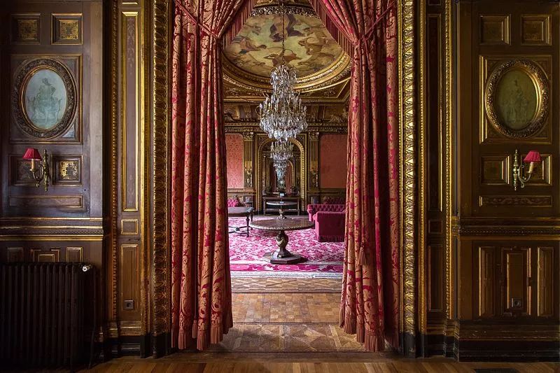 17岁抛夫弃子，一个用身体换金钱的*女妓**，凭什么有名有利？