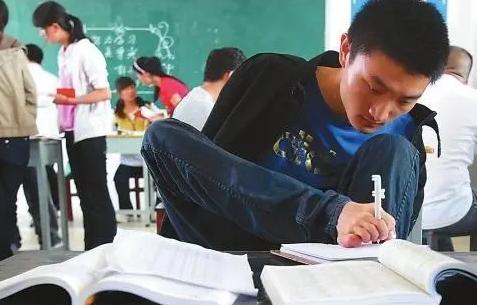 6岁小男孩失去双臂用脚写字,6岁失去双腿19岁单手爬进终点