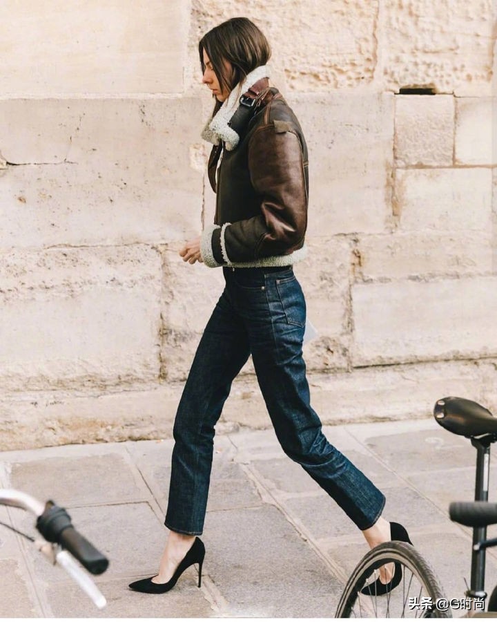 穿宽松皮衣配一身黑又酷又洋气 (皮衣搭配牛仔裤显瘦又时髦)