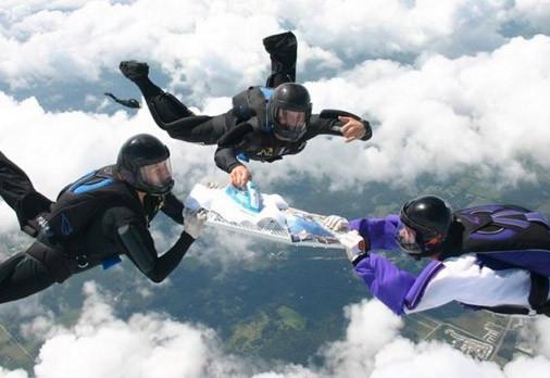 扮鬼脸也拿世界冠军？边喝啤酒边赛跑？盘点那些脑洞大开的比赛