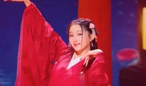 很奇怪没灵魂?“格格”跳舞秀大长腿被批既破坏美感又毫无风情