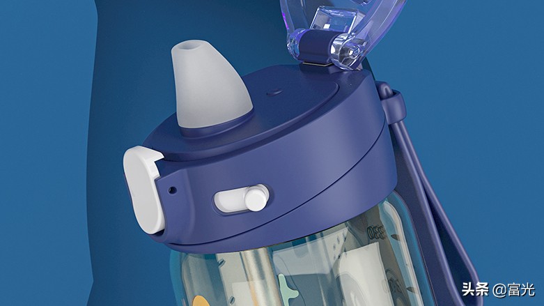 怎么看塑料杯能不能装热水,塑料杯里可以倒热水吗