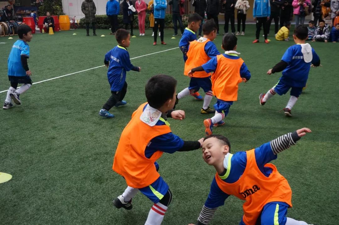 小小足球运动员=未来男神~|走进成都市第十二幼儿园蓝光分园