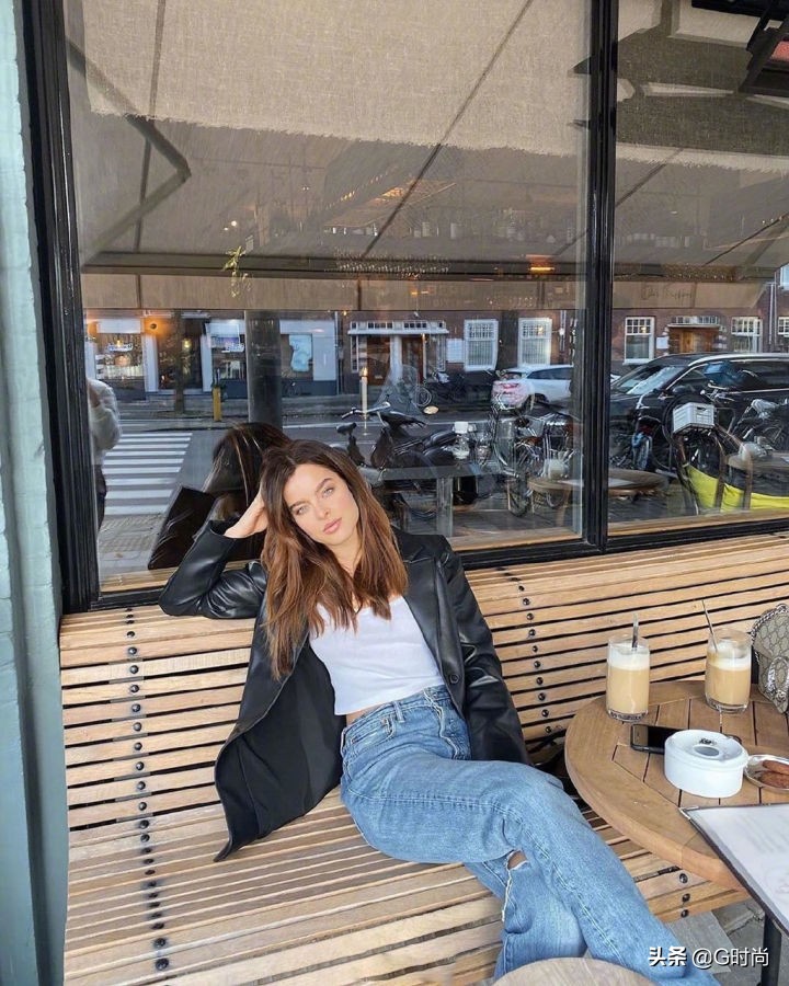 穿宽松皮衣配一身黑又酷又洋气 (皮衣搭配牛仔裤显瘦又时髦)