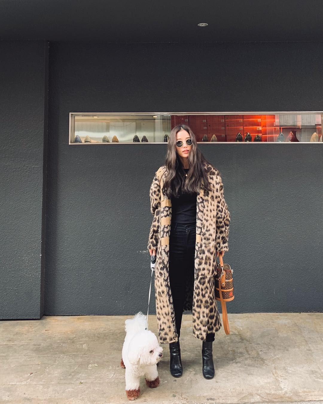 韩国小姐姐日常穿搭太有个性了!镂空长裙+黑夹克背心展现野性美