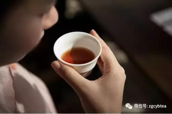 千万小心！长期超量喝茶，可能导致身体脱水，甚至氟中毒！