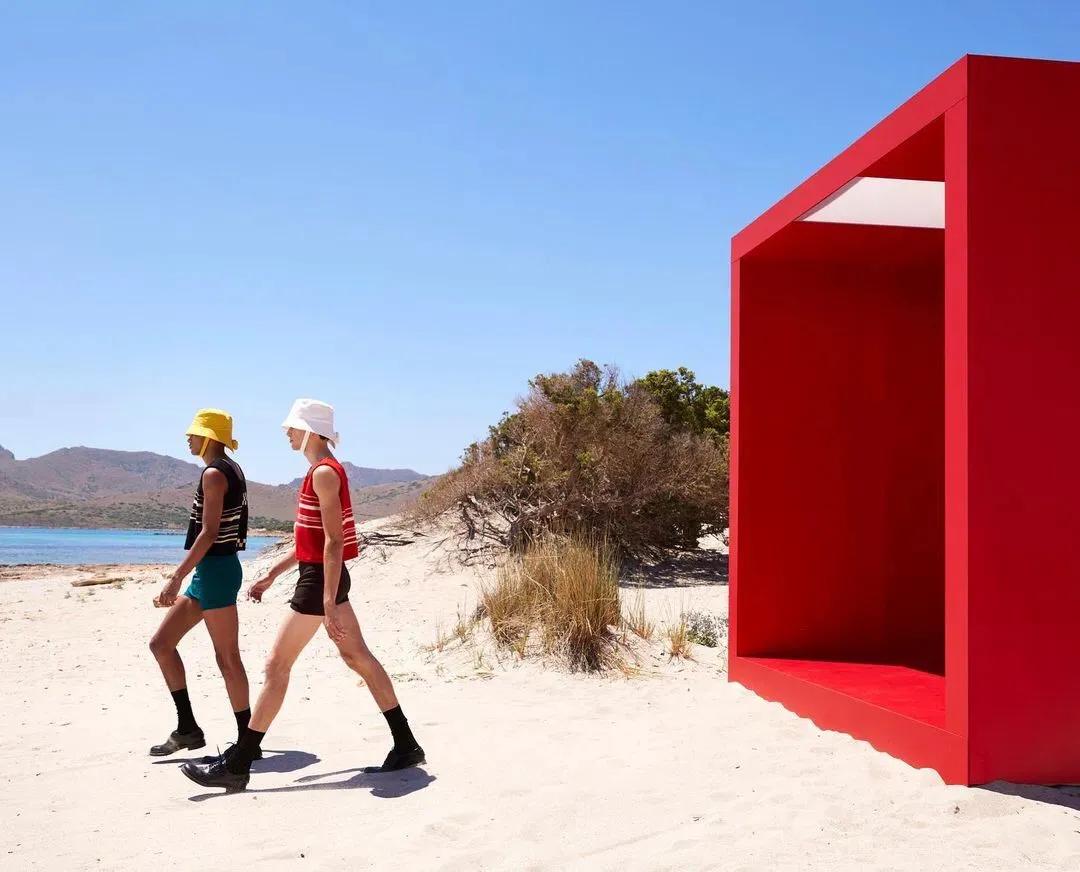 「Prada2022春夏男装」男装也内卷了，露大腿穿短裙真空上阵