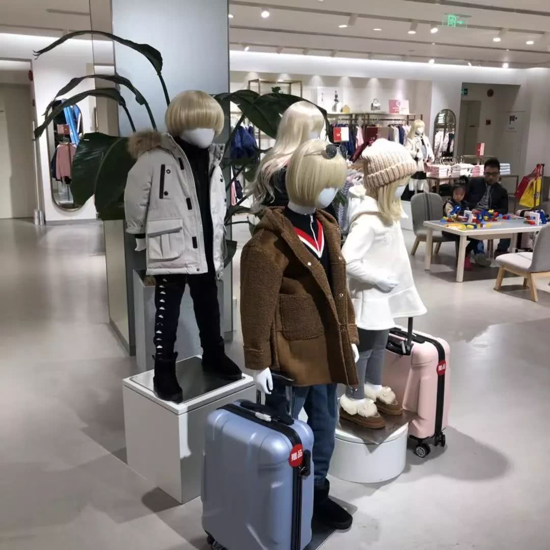 我带身高155的同事来到童装部，结果她逛疯了……