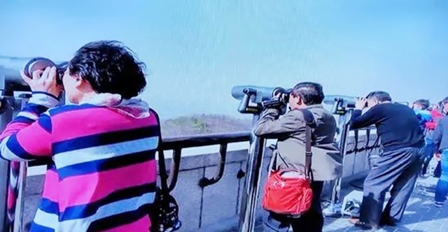 朝鲜实地拍摄,朝鲜士兵观察韩国动态图片