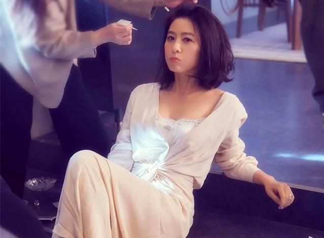 现实中的韩国女星金喜爱比《夫妻的世界》池善宇更精彩