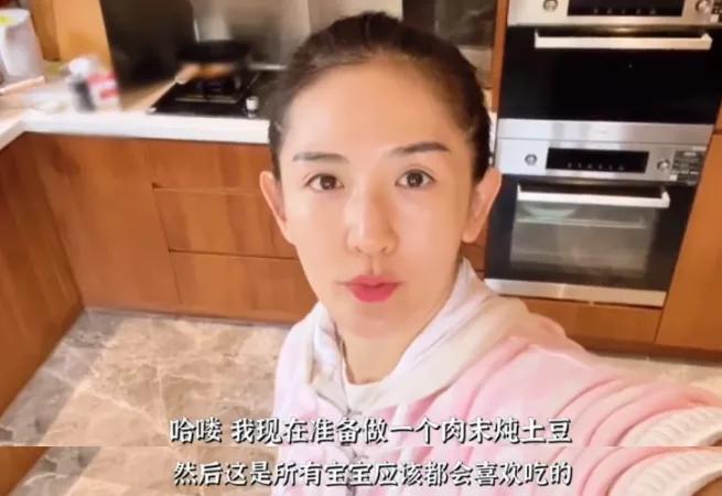 谢娜在家中给女儿做辅食,谢娜土豆烧排骨