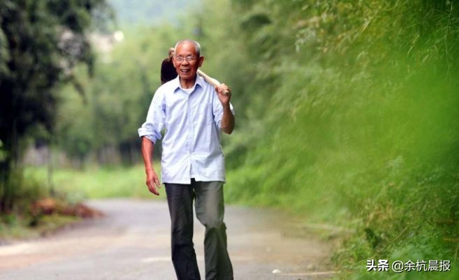 一位老党员靠捡物品捐款,七旬老党员捐献遗体上交最后一笔