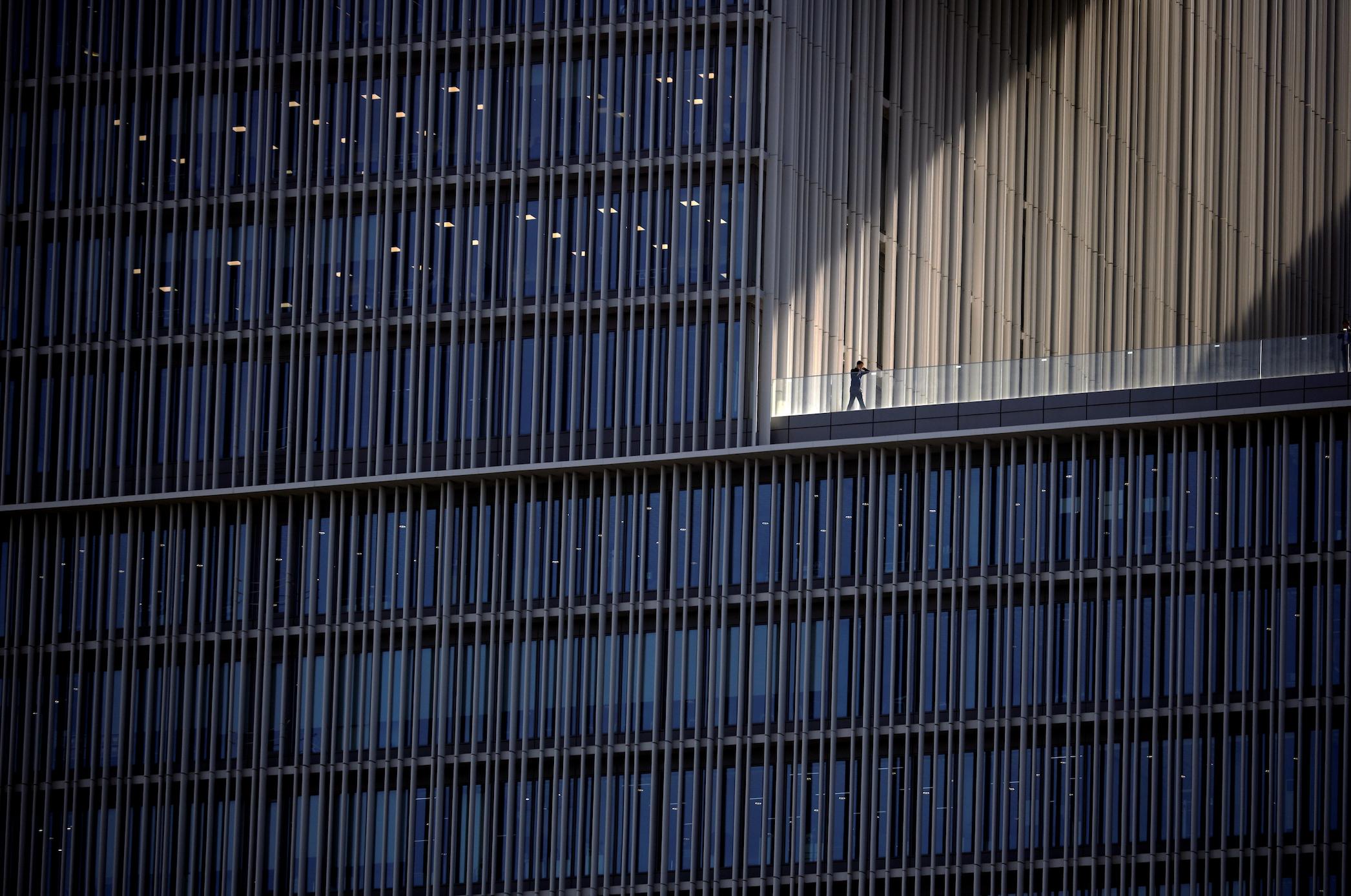 韩国经济突然没落？5平米格子间挤满失业年轻人，贫困老人自杀率超高，在华企业大批关闭