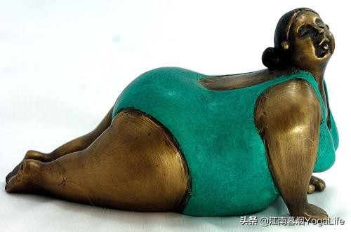 瑜伽课消耗100卡路里一天能瘦吗,瑜伽燃烧多少卡路里能减肥