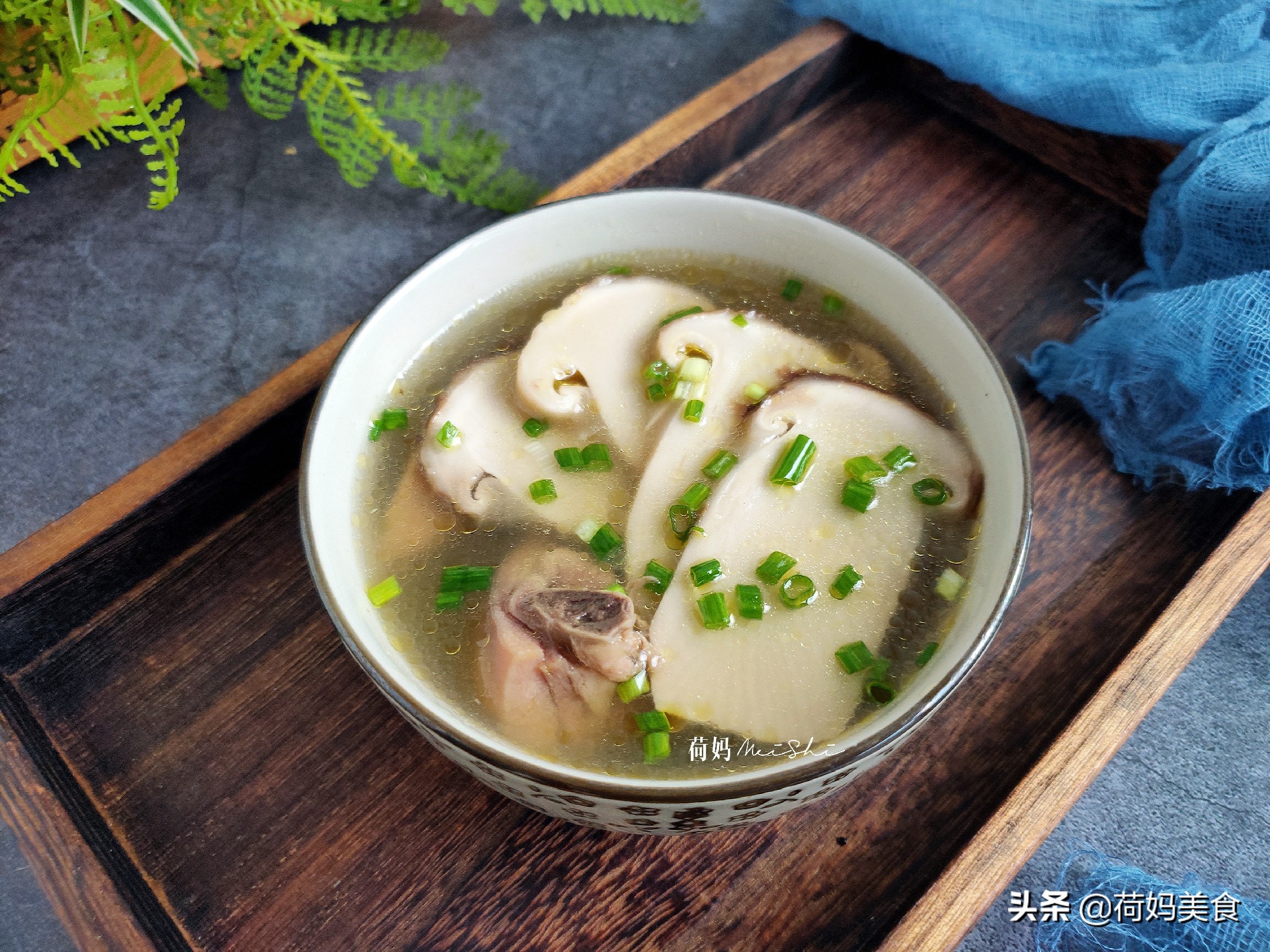 立秋亲手炖老母鸡汤给儿子喝,秋天来一碗松茸鸡汤