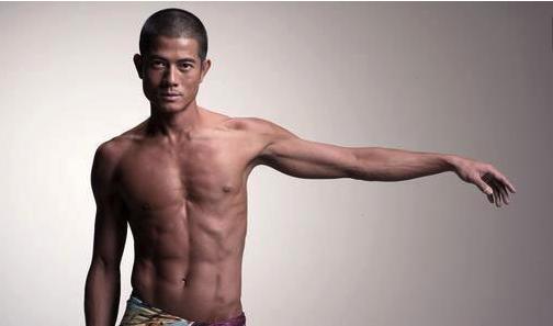 腹肌不对称可以用哪几个健体动作,一个动作让你的腹肌更明显