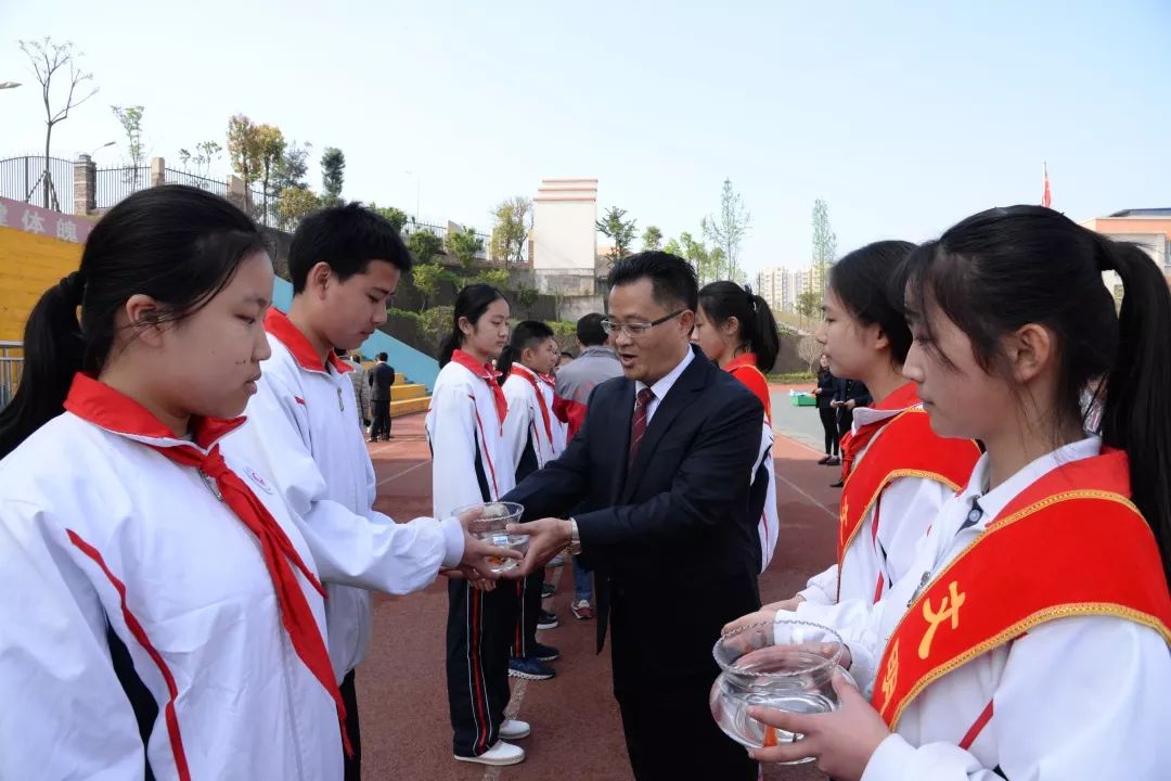 成都名校长的温度教育：期待把眉山冠城七中办成百年名校