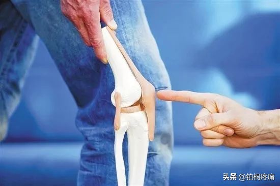 老年人膝盖水肿痛的三大病因,左脚膝盖后面酸痛是什么病因