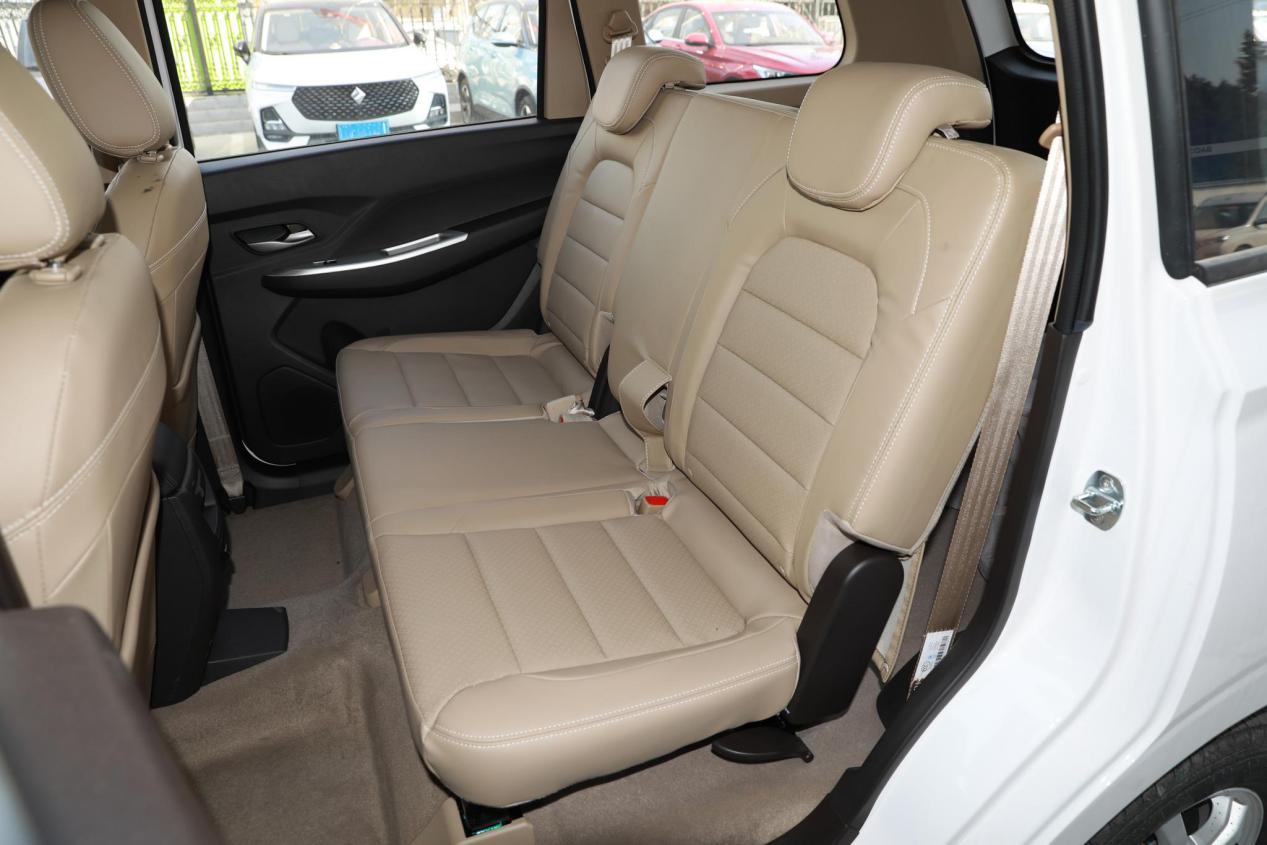 五菱宏光空间小吗,五菱宏光空间宽敞