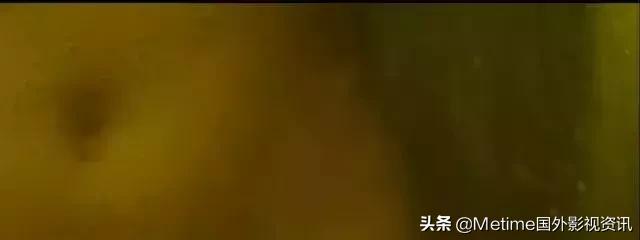 这是一部有味道的电影,资本主义的肮脏恶臭却开出了纯粹的爱之花