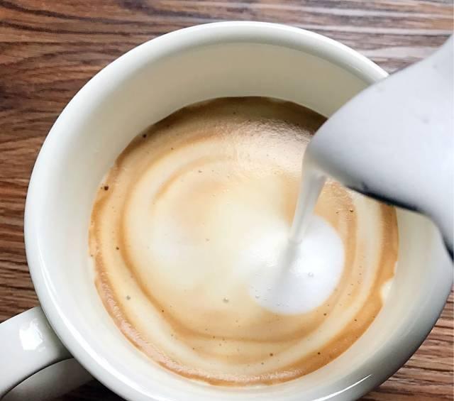 咖啡拉花用什么奶可以拉花,咖啡拉花怎么拿拉花杠