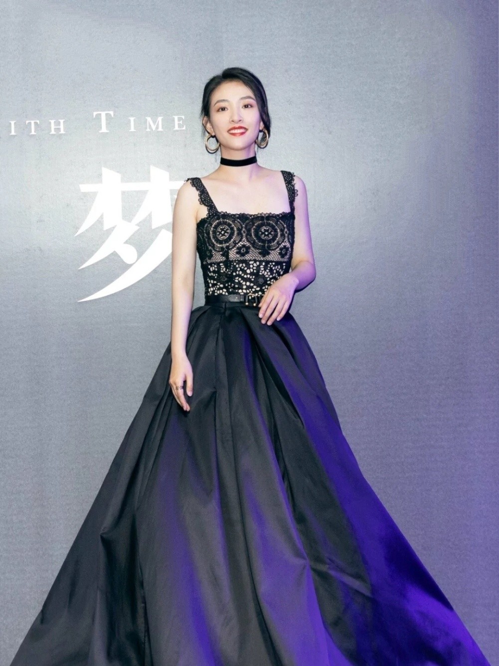 吴倩粉色吊带,吴倩黑色吊带造型