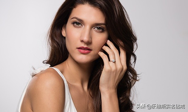 手指粗戴宽戒指还是细戒指,戒指戴在哪个手指代表结婚了