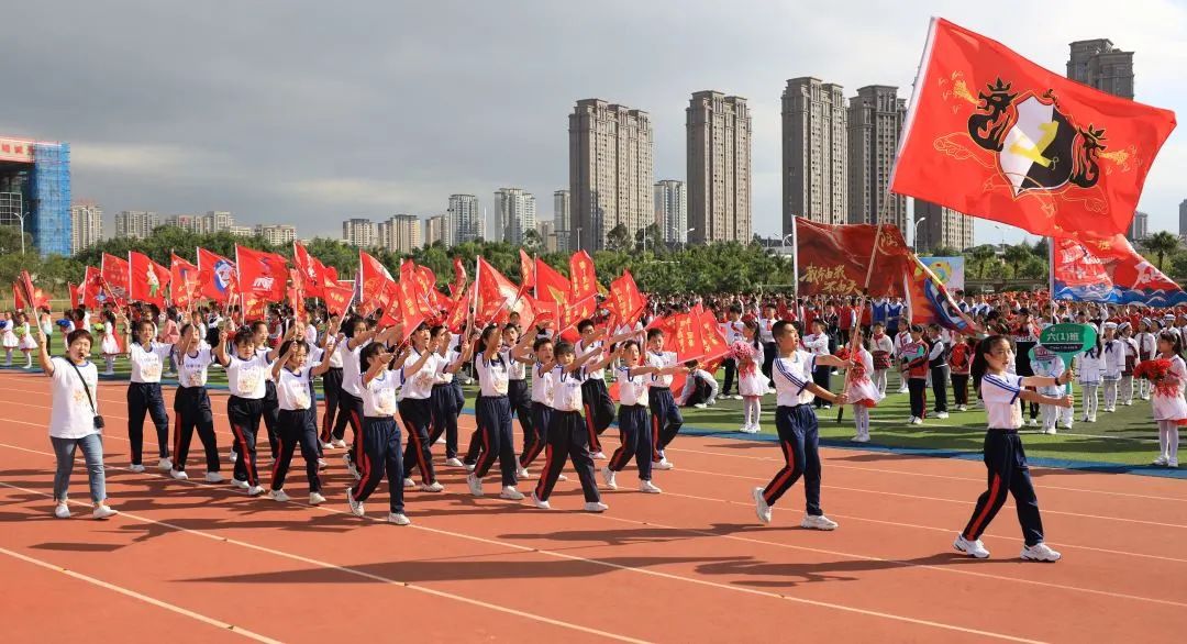 小学秋季田径运动会报道,运动少年展英姿