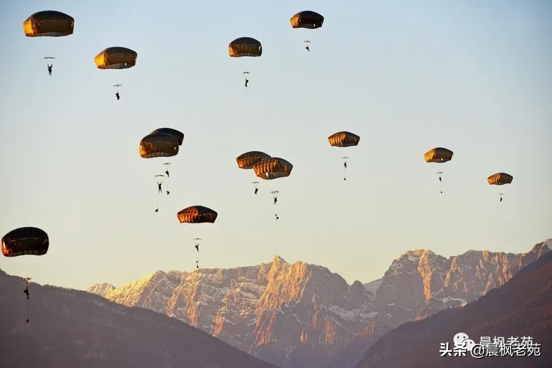 我军空降兵跳伞视频,解放军空降兵大规模跳伞