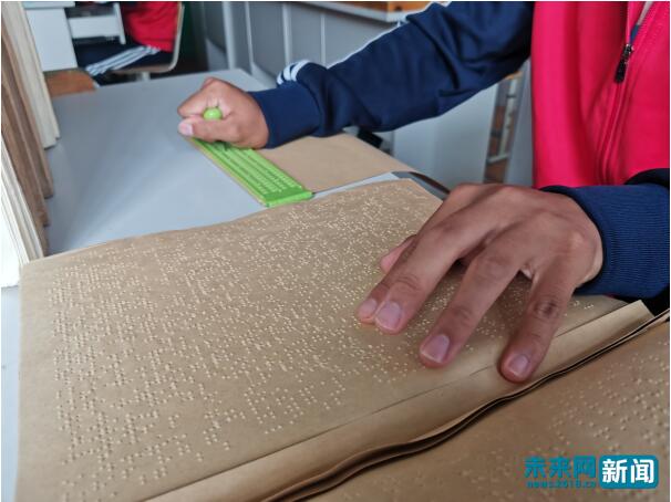 盲人足球看不见怎么踢的,盲人学生追逐足球梦想