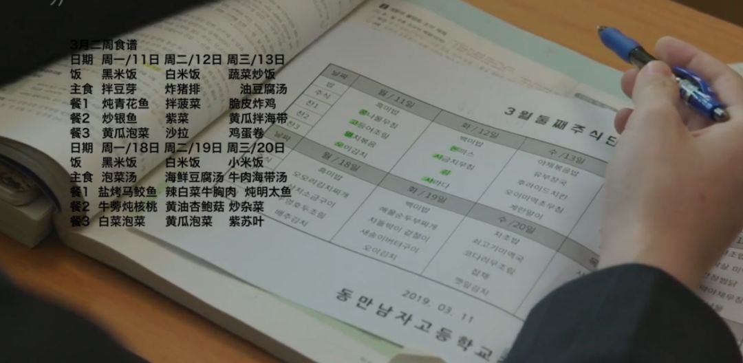 俩男的。一个高冷。一个逗比