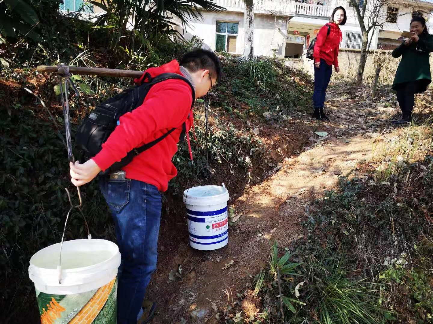 用爱浇灌花朵用心呵护成长,用爱浇灌你成长