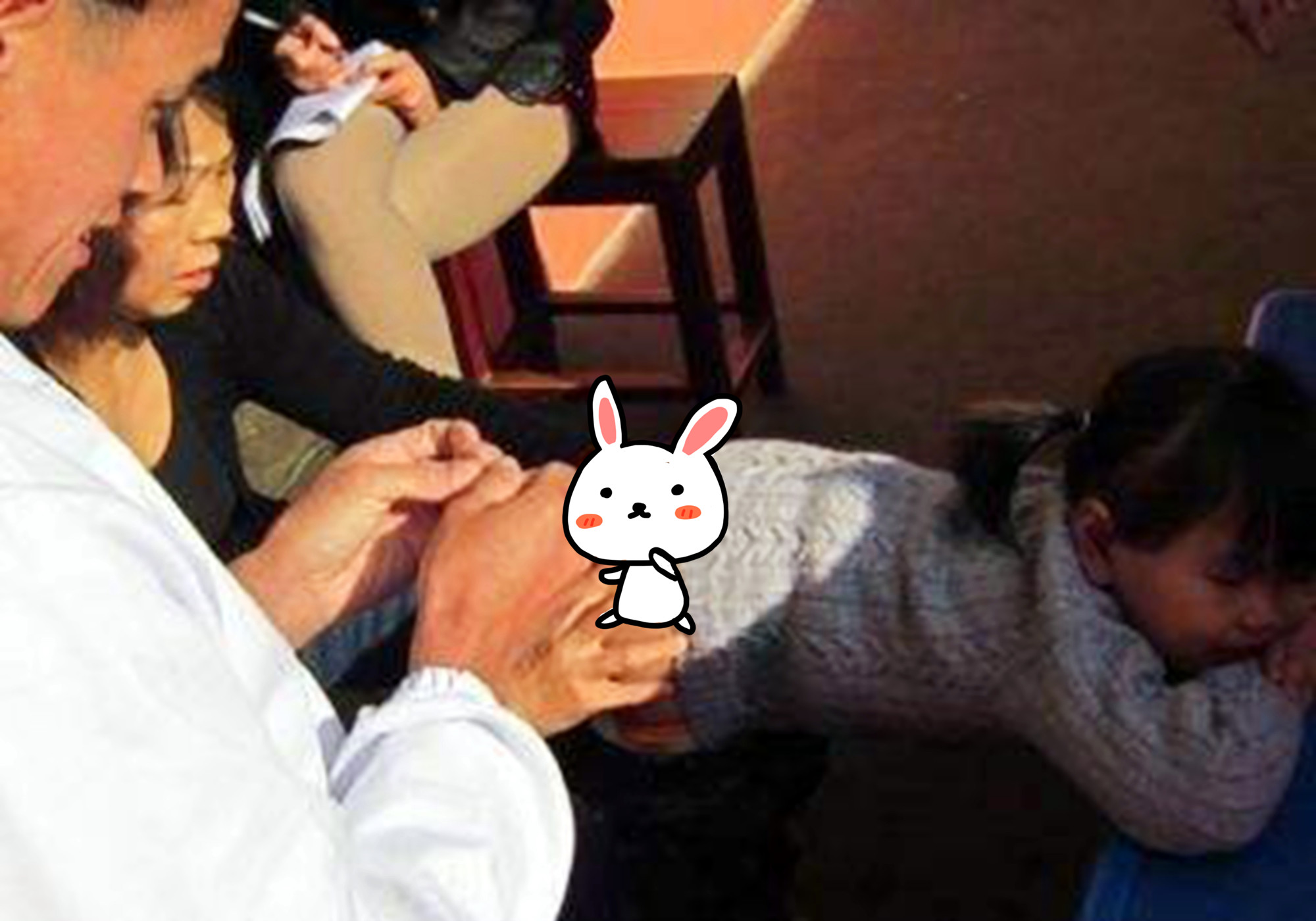 爸爸上厕所没锁门，女儿模仿学会了“掏裤裆”，几天后住了院