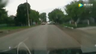 戴好头盔被汽车撞竟然没事的场景,一盔一带两车相撞有惊无险