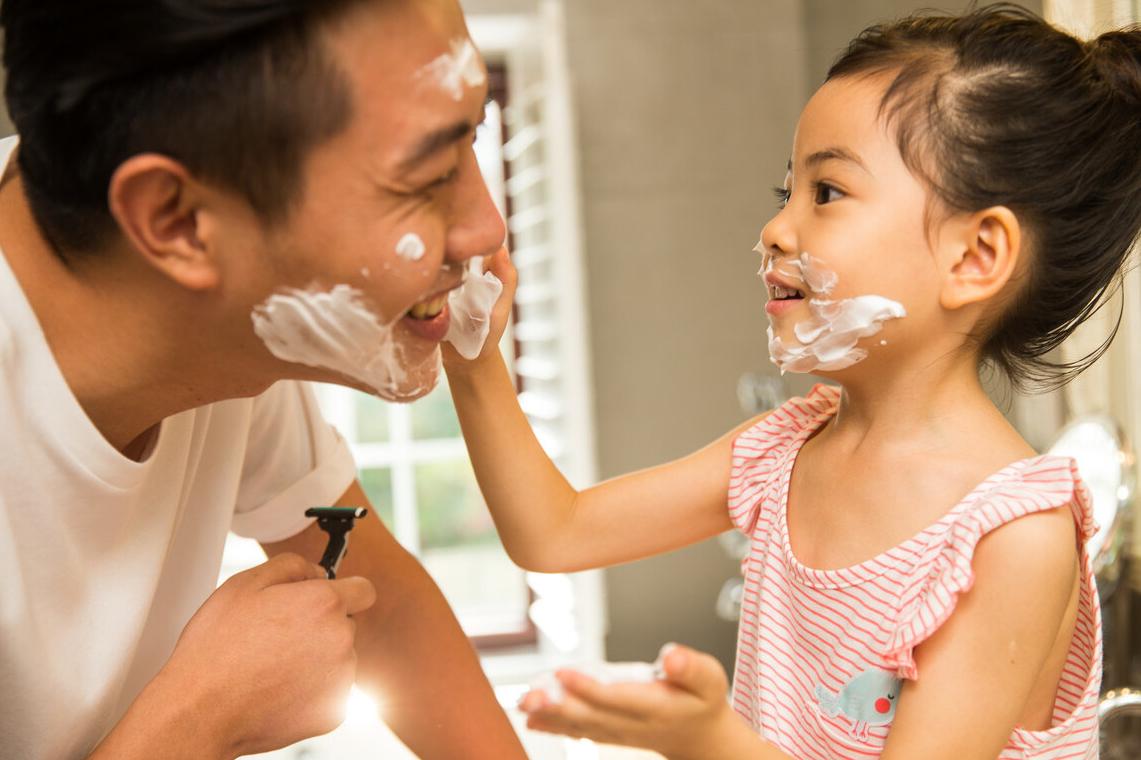 你怕生俩儿子养不起,其实头胎是女儿的妈妈更害怕生二胎