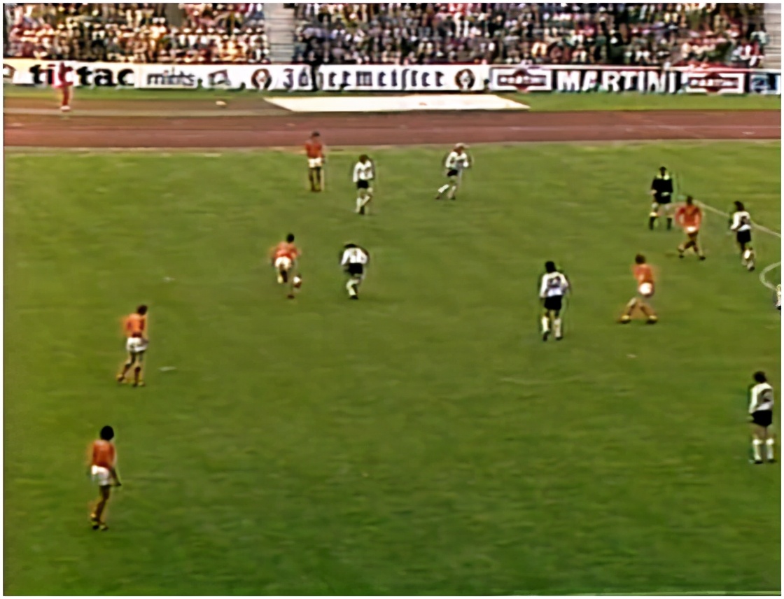 荷兰全攻全守打法是什么阵型,意大利的防守反击荷兰的全攻全守