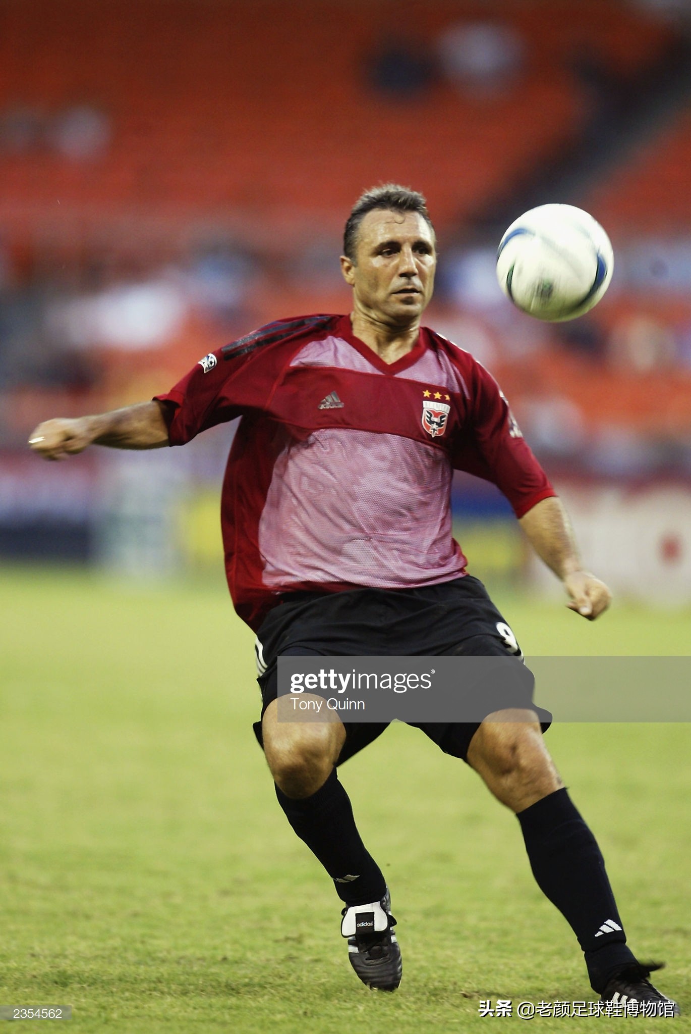 脾气最火爆的巴萨巨星，脚踩皇马球衣和裁判的脚，曾被终身禁赛