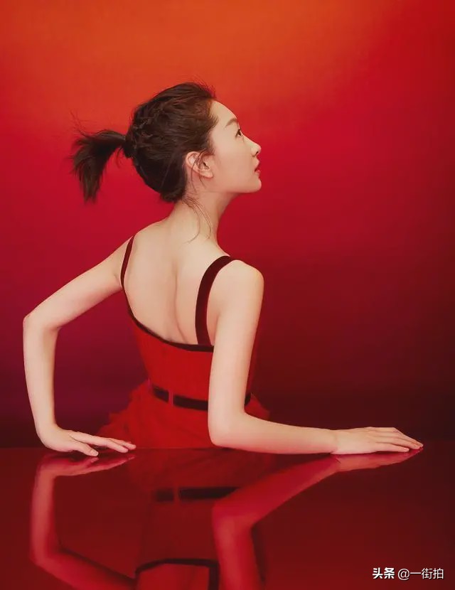 周冬雨穿奶茶色抹胸礼裙出席活动,周冬雨显瘦西装裤