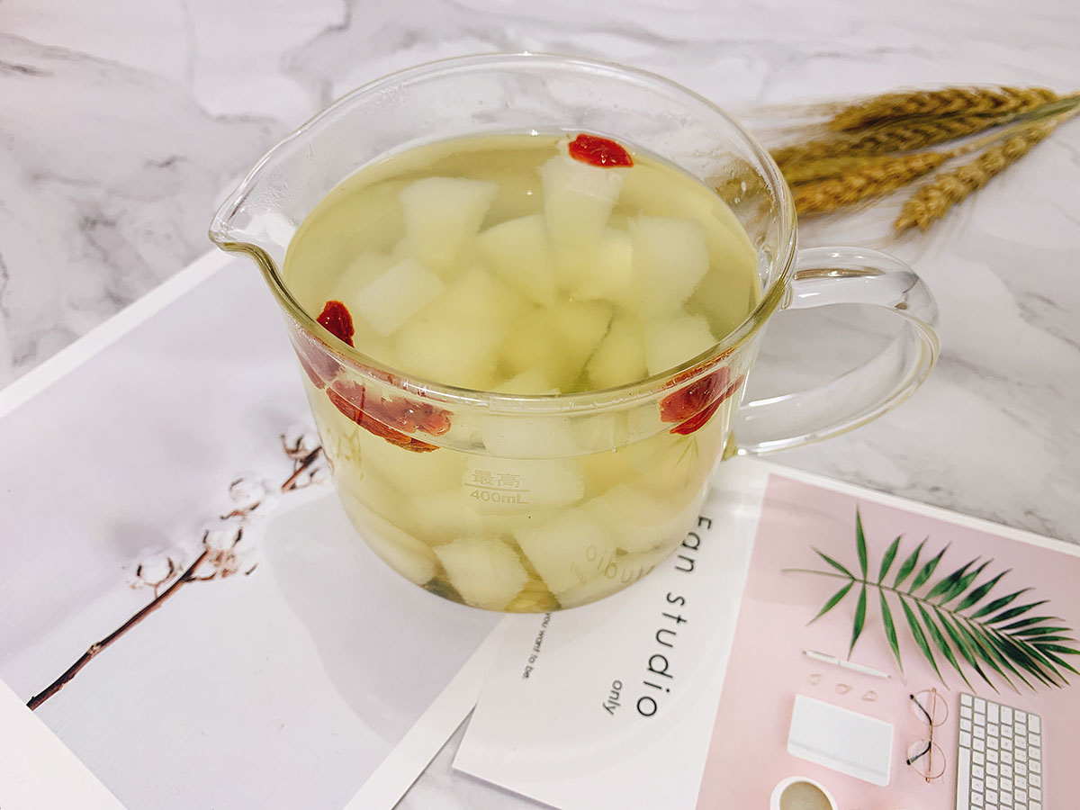 雪梨菊花水怎么煮降火,菊花雪梨冰糖饮怎么做好吃