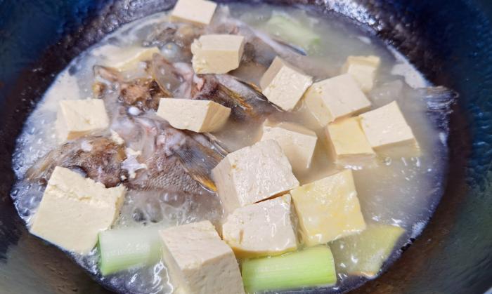 炖鱼加醋去腥味的原理,炖鱼加醋的正确方法