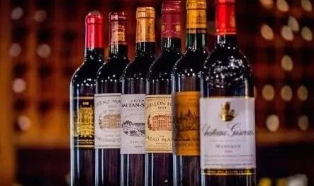 贵的离谱!机场免税店这些商品不比商场便宜?专家建议...