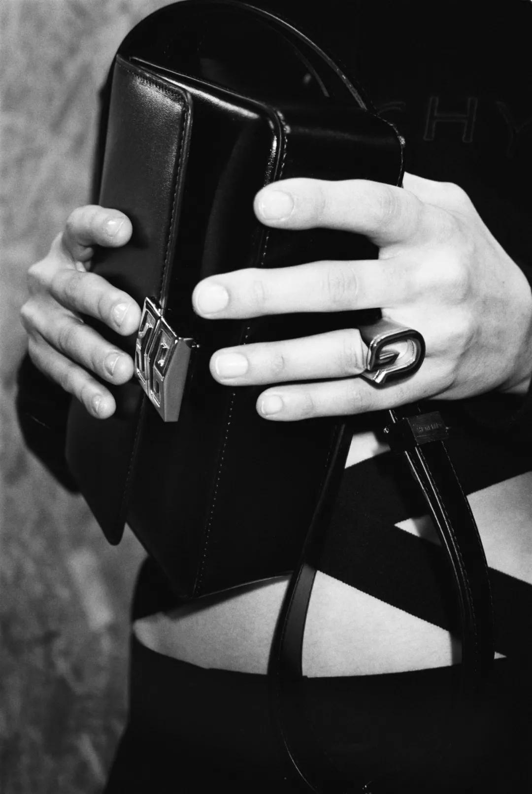 乃万曾可妮直播,纪梵希女包值钱吗