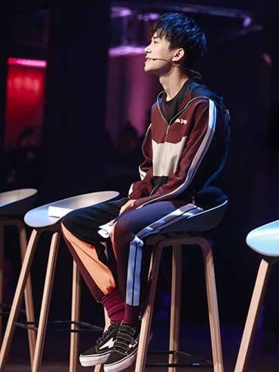 易烊千玺穿黑色礼服的照片,易烊千玺穿红色衣服弹贝斯