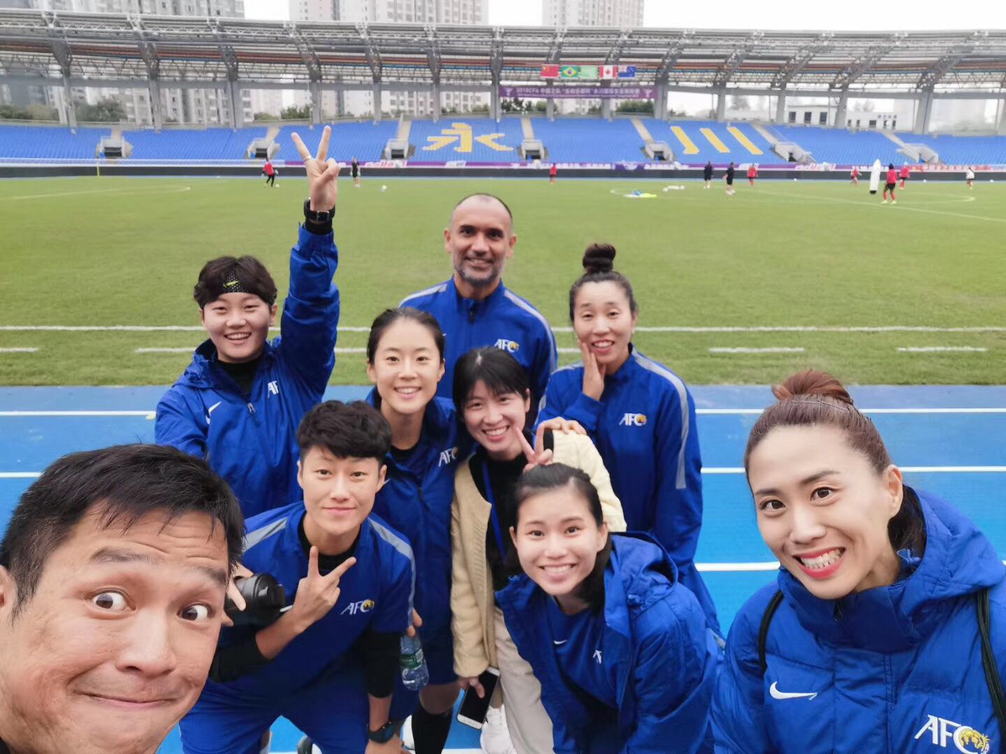 韩国女明星给中国粉丝惊喜,韩国女裁判惊艳全场