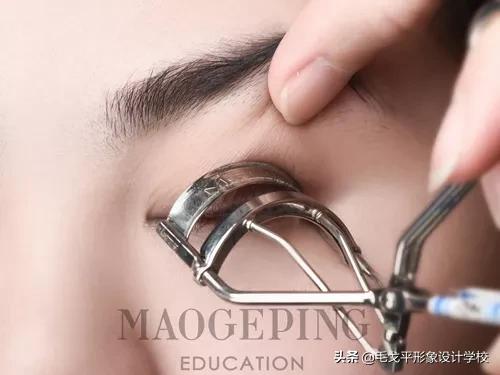 快速学会睫毛夹翘的技法视频教程,手把手教粘睫毛视频
