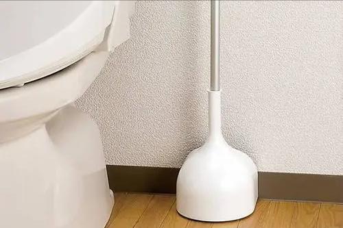 上厕所马桶堵了，师傅亲授抽水马桶堵塞疏通窍门，远离“爆缸”