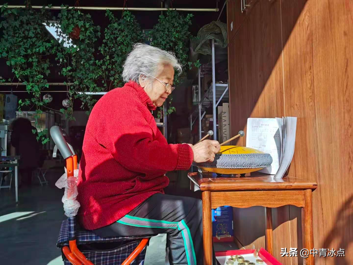 爷爷奶奶的“星巴克”:北京老年玩具店里都在聊什么话题,有独居老人发明卧室自动报警器